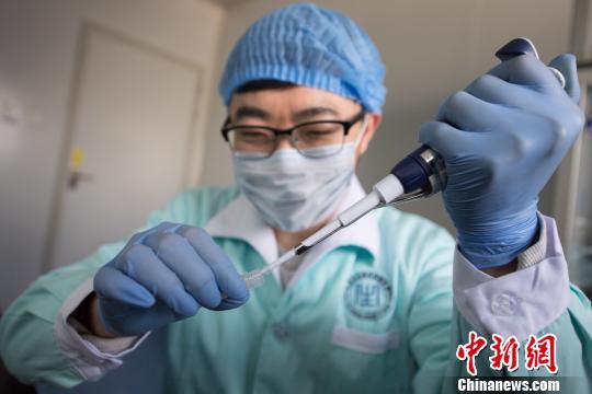 高龄女性在移植冻胚前应做什么准备工作？
